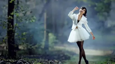 摆摊为男友还债的女孩