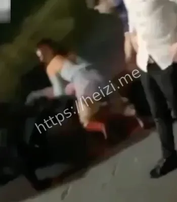 被美女暴揍