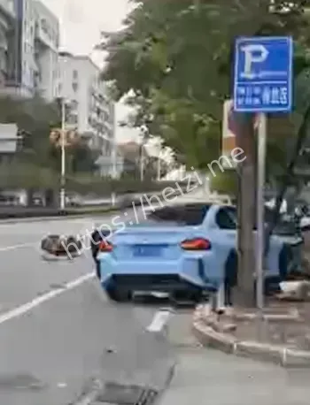 路人按住肇事者