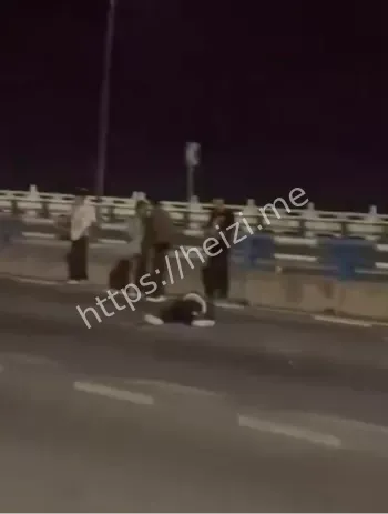 精神小伙驾驶摩托带精神小妹