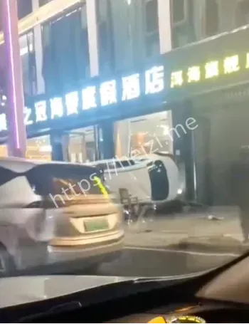 轿车侧翻人行道