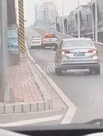 多辆警车逼停