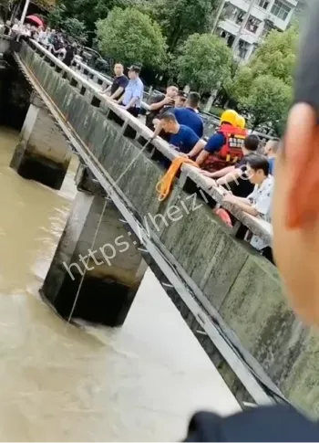 重庆酉阳SUV坠河