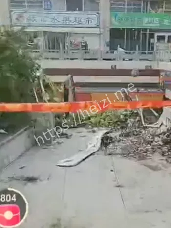 轿车撞店铺门面