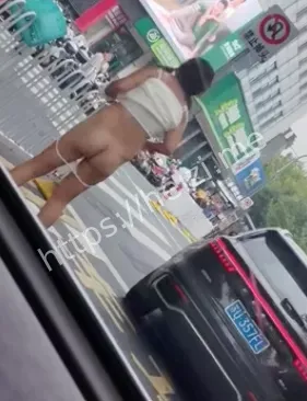 苏州女子当街脱衣服视频流出