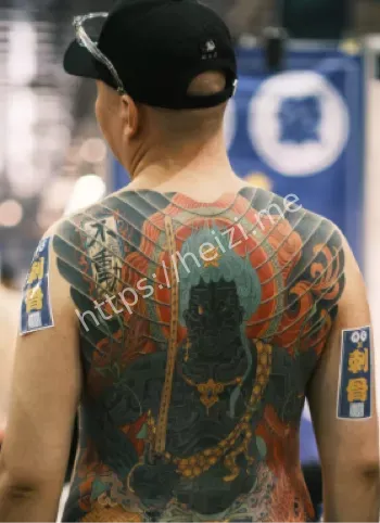 纹身展女模特不雅动作