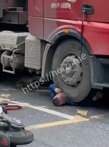 电动车与大货车冲突