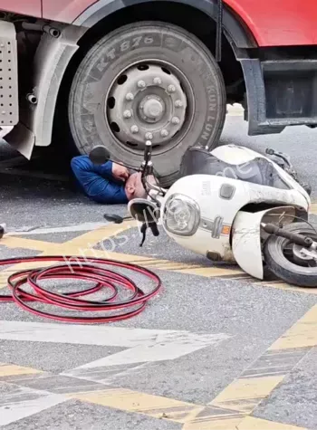 电动车与大卡车抢道惨被碾死
