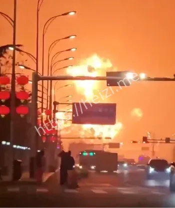 青岛黄岛保税区仓库起火