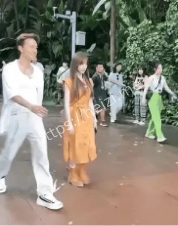 吴克群贴心照料