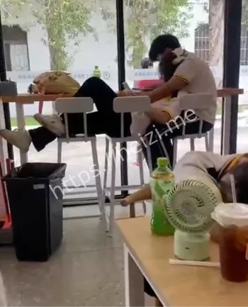 高中生搂抱亲密举动