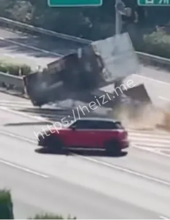 红色轿车聊天分心