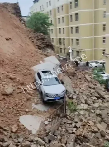 丰泽园小区车辆掩埋