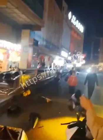 四川10月13日行人伤亡惨剧