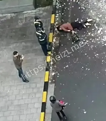 雨天刮风墙皮脱落女子被砸进ICU