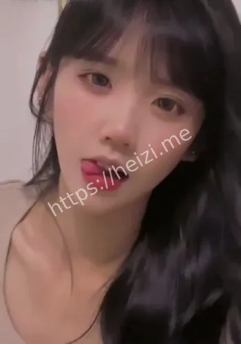 站立一字马诱惑自拍