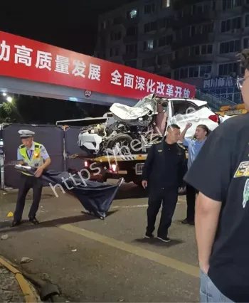 泸州市政府天桥下网约车车祸