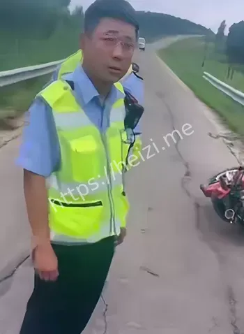 老人摩托撞护栏