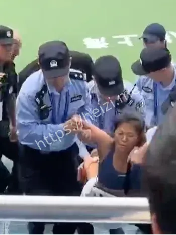 女子亮外籍护照挑衅安保