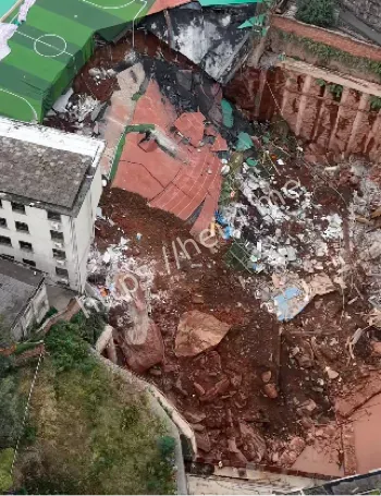 邵阳学校围墙操场深夜坍塌
