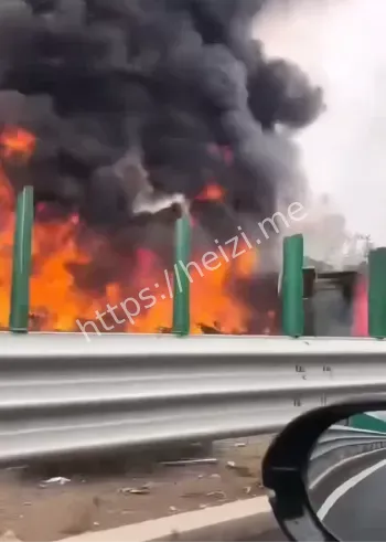 国庆堵车10公里交通瘫痪原因