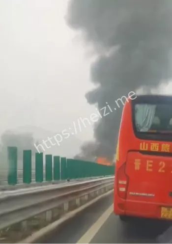 山西晋城高速大火现场曝光