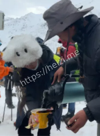 珠峰暴雪突袭东坡营地