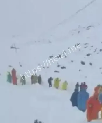 珠峰暴雪突袭东坡营地