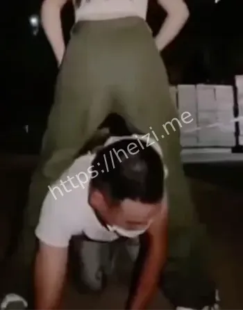 合肥小区男子跪地爬行事件