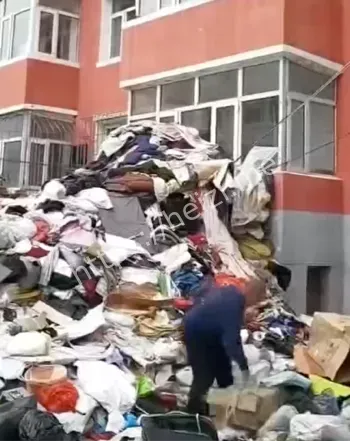 河北老人垃圾堆房顶女婿怒清