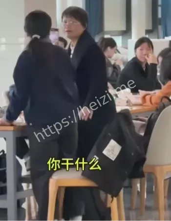 大妈绕圈发现空位生气