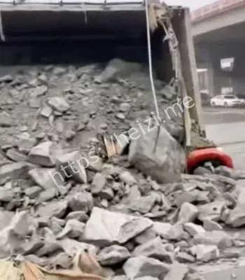 瞬间被压成铁饼