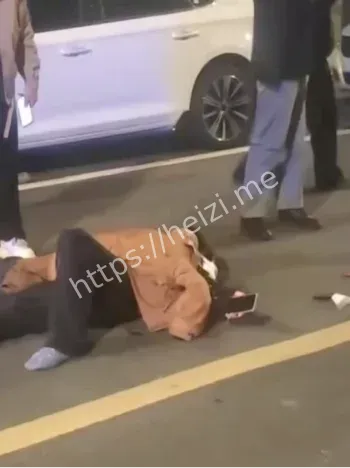 万罗山仿赛追尾轿车翻车