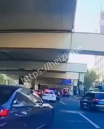 上海街头gtr撞警车