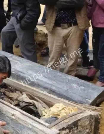 夜夜听见棺内敲击声