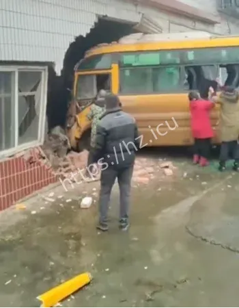 分水镇客车撞楼