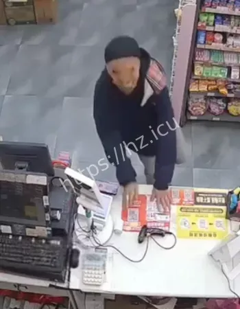 跑路把拖鞋甩飞