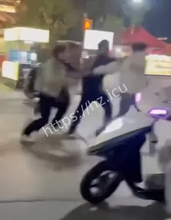 深夜骑鬼火摩托当街开干