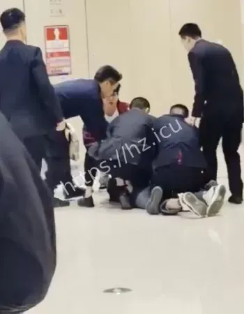 1人割喉命危