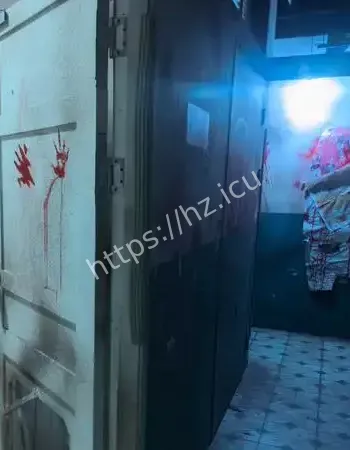 木门反锁后传来敲盆声