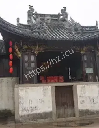 台下多出空椅子