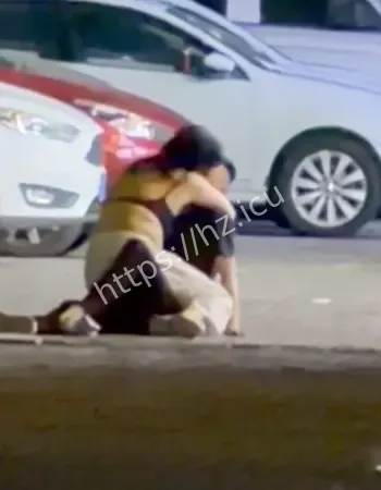 深夜与男子当街拥吻