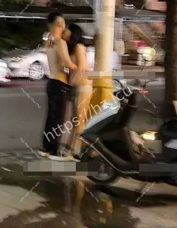 深夜与男子当街拥吻