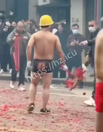 鞭炮往人身上招呼