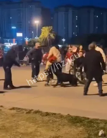 群众围堵救人全程