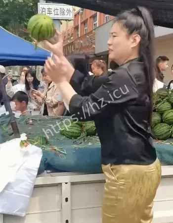 整车西瓜被扔满地
