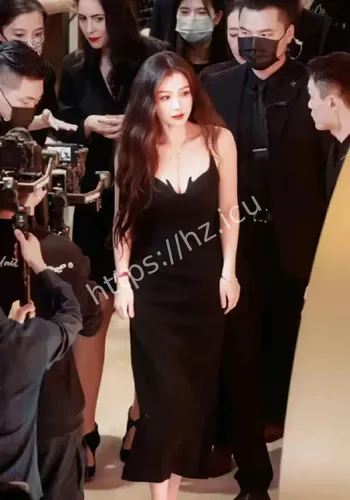 虞书欣穿白色吊带上衣公开