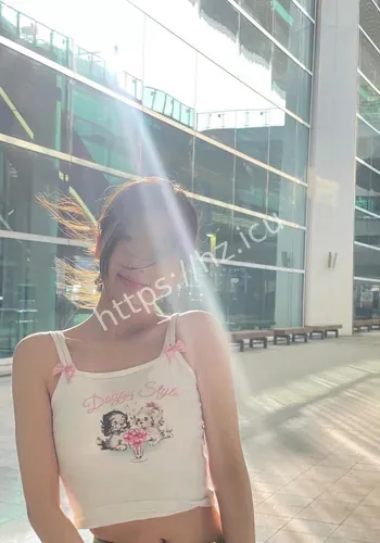 虞书欣穿白色吊带上衣网友