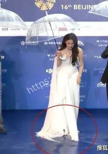 北影节红毯突降大雨事件全