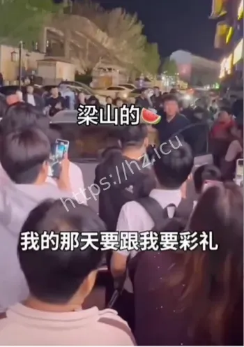 女方抓烂男方全身